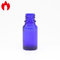 10ml ha infilato la bottiglia blu di vetro dell'olio essenziale con il cappuccio del contagoccia