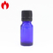 10ml ha infilato la bottiglia blu di vetro dell'olio essenziale con il cappuccio del contagoccia